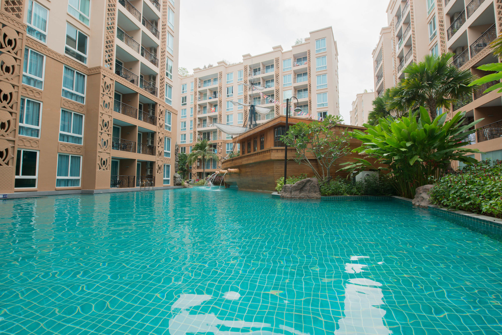 Atlantis Pattaya High Service Джомтьен Экстерьер фото